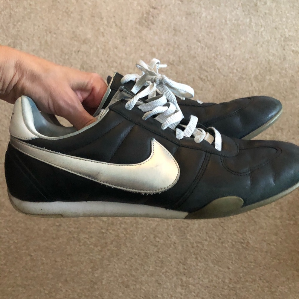 Women’s retro looking Nikes size 8